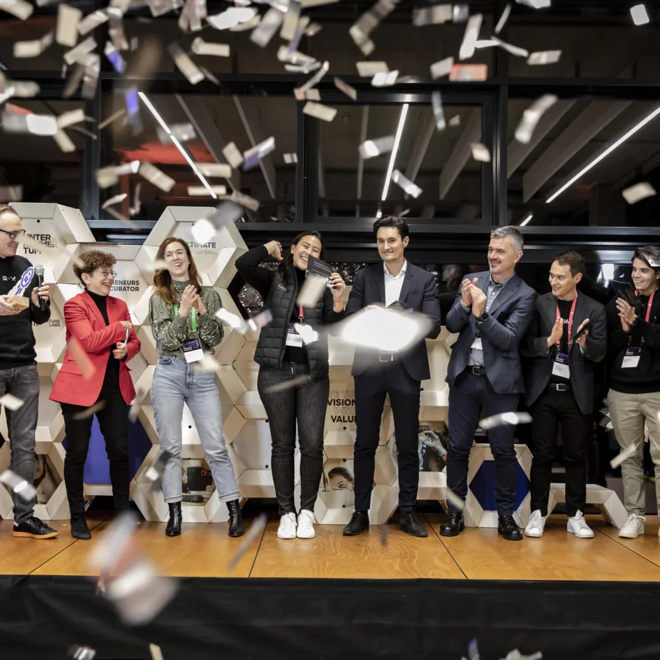 Ultimate Demo Day 2022 4 Preisverleihung mit Konfetti