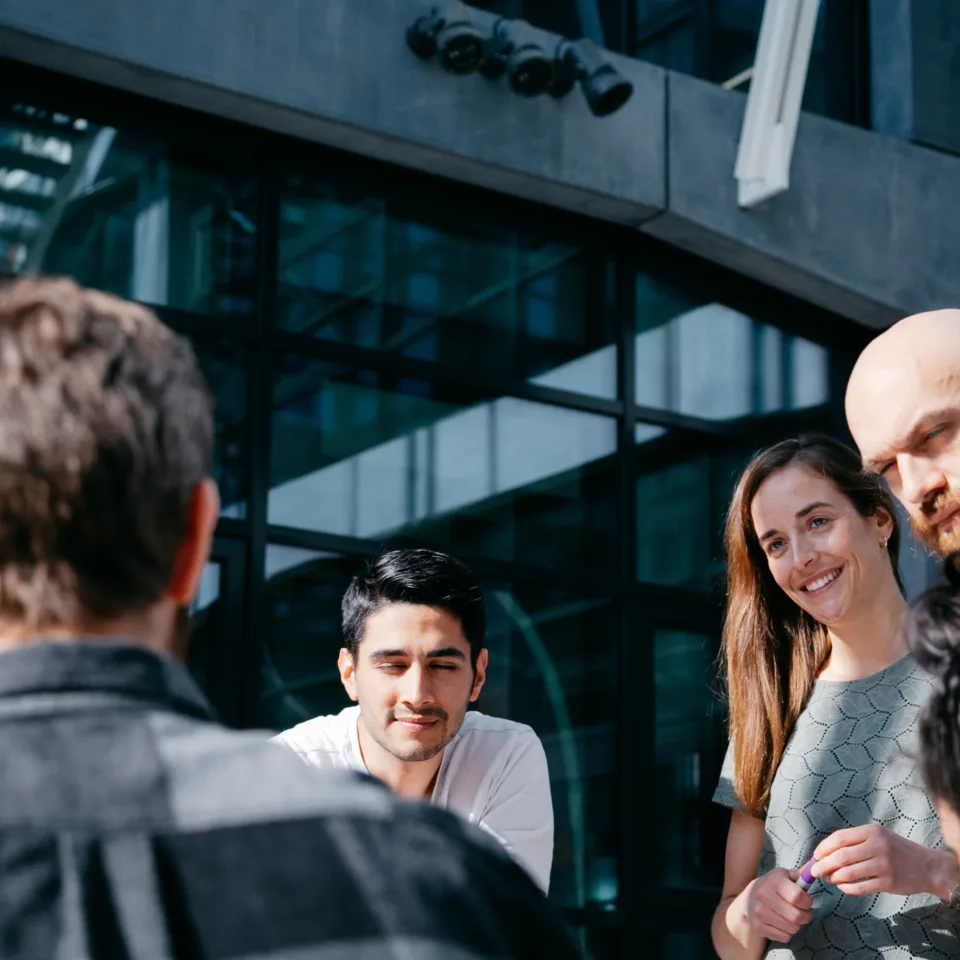 Unternehmer TUM Munich Urban Colab Cowork Mirjam Hagen Gruppe vor dem Munich Urban Colab