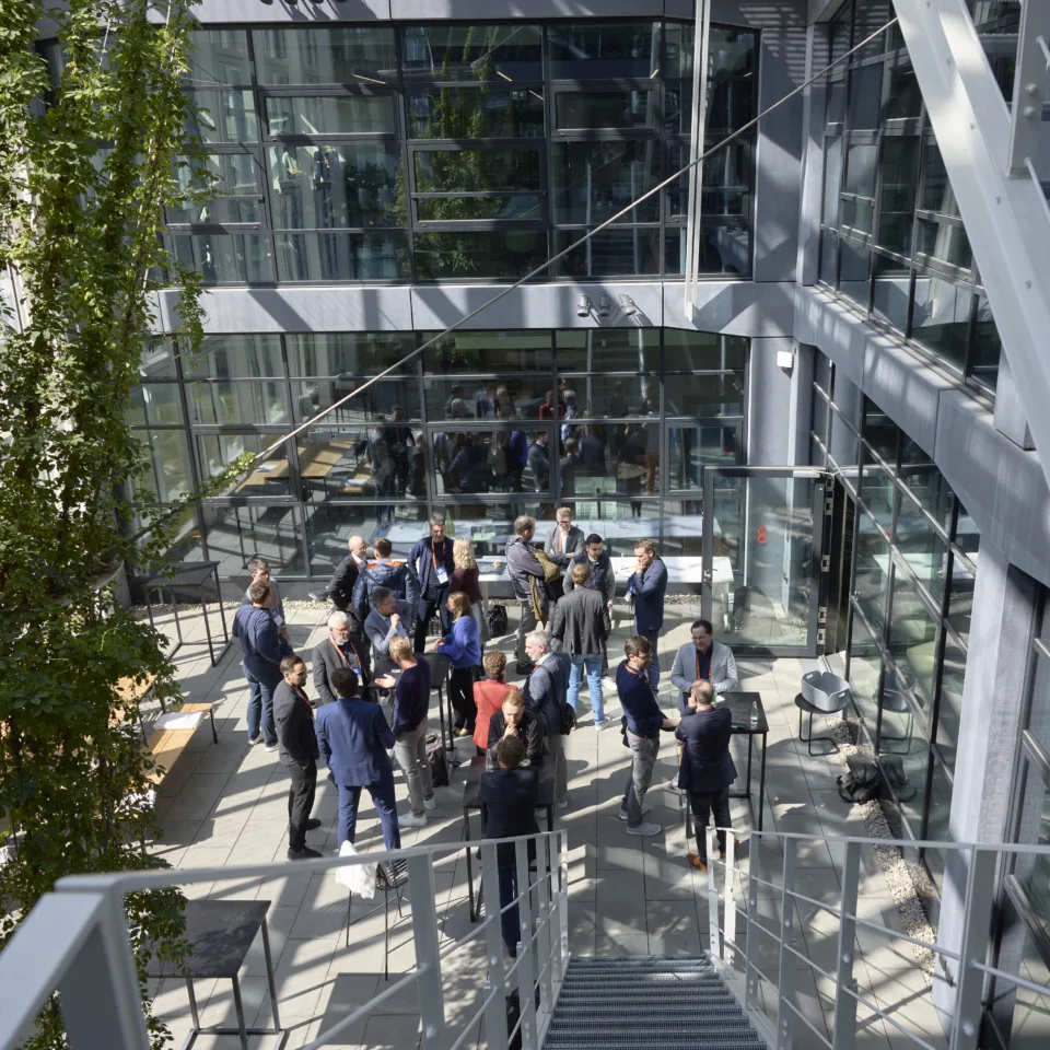 Unternehmer TUM hr 00005 Besuchergruppe im Glas Atrium